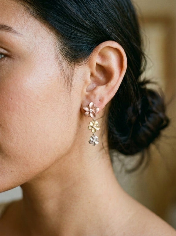 Aretes de oro 10k colgantes de flor del pensamiento con tres flores y circonias Mod 6097