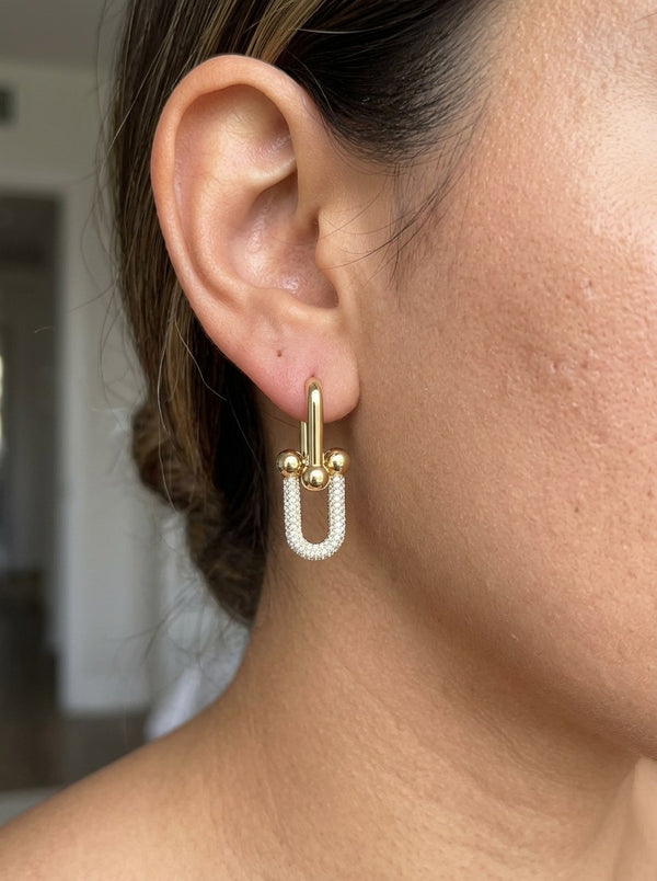 Aretes de oro 14k tipo diseñador de eslabón en U con pavé Mod 6102 - 2.8 cm