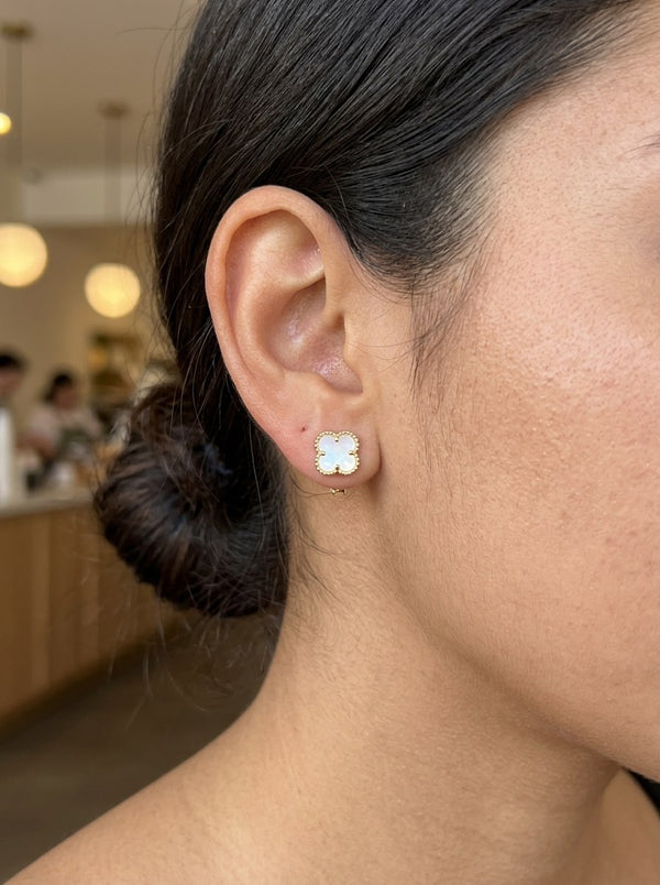 Aretes de oro 10k tipo diseñador de trébol con madre perla Mod 6103 - 7 mm