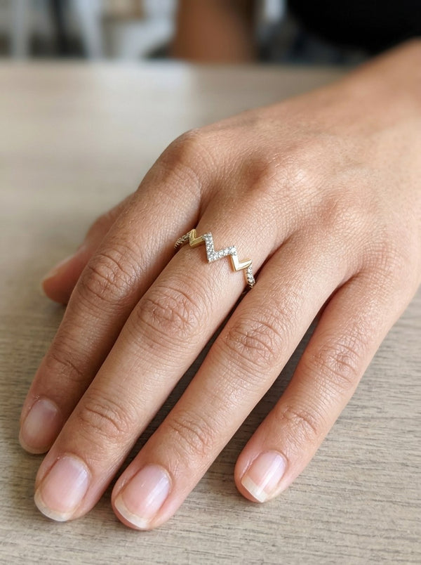 Anillo de oro 14k latido en zigzag con circonias Mod 6107