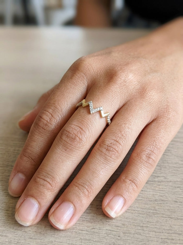 Anillo de oro 14k latido en zigzag con circonias Mod 6107