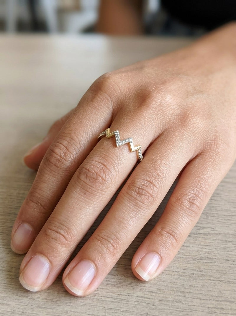 Anillo de oro 14k latido en zigzag con circonias Mod 6107