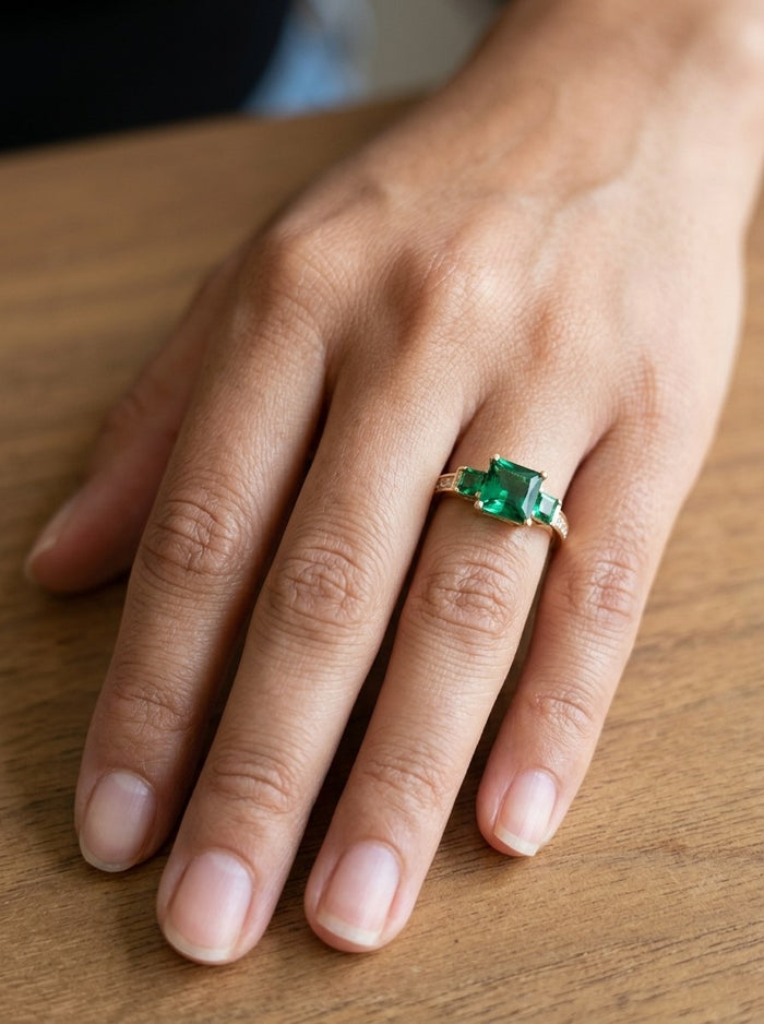 Anillo de oro 14k solitario con circonias verde esmeralda Mod 6111