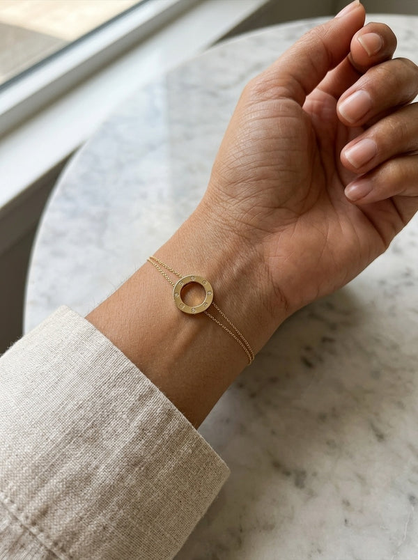 Pulsera de oro 14k tipo diseñador con círculo grande de tornillos y circonias Mod 6113 - 18 cm