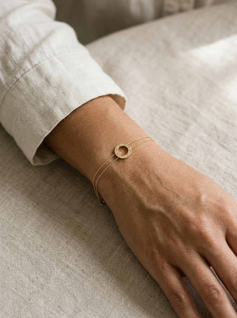 Pulsera de oro 14k tipo diseñador con círculo chico de tornillos y circonias Mod 6114 - 18 cm