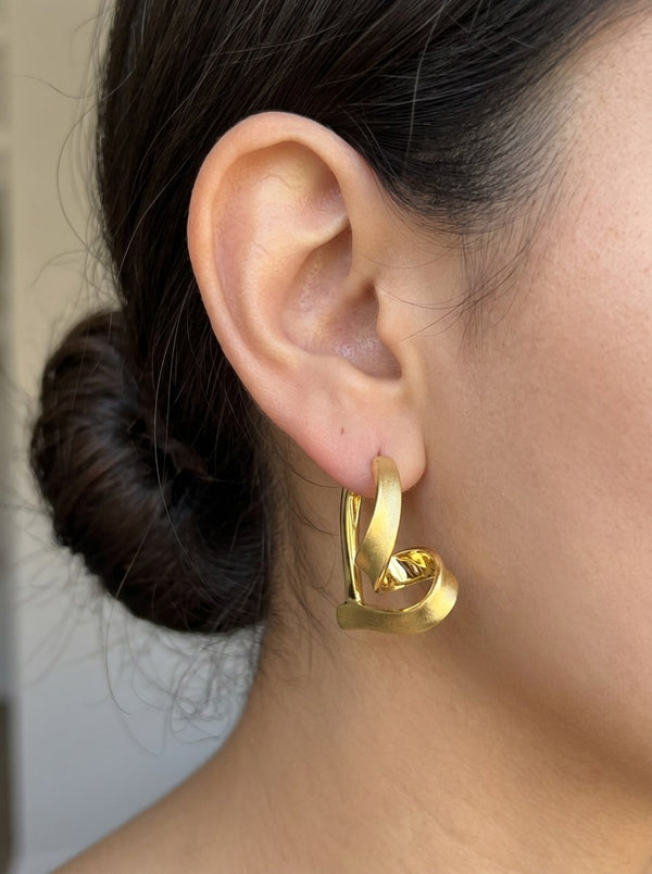 Arracadas de oro 14k de corazón con acabado satinado Mod 6133