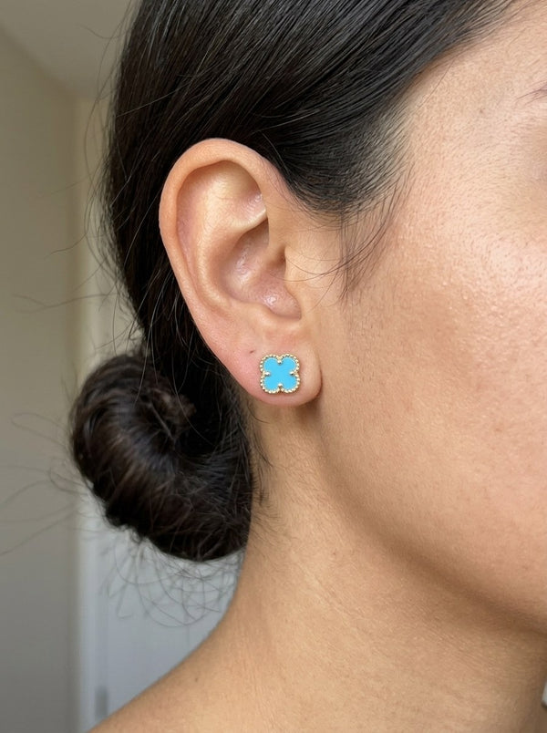 Aretes de oro 14k tipo diseñador de trébol con piedra color turquesa Mod 6146