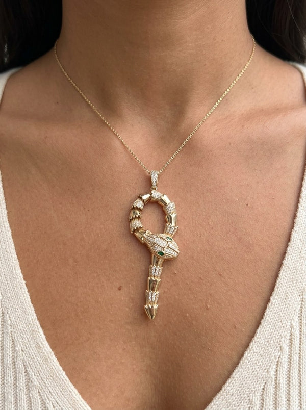 Dije de oro 14k tipo diseñador de serpiente articulada con piedras blancas y ojos verdes Mod 6180 - 7 cm