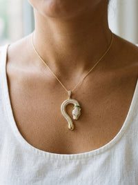 Dije de oro 14k tipo diseñador de pantera con piedras baguette y collar de piedras verdes Mod 6182