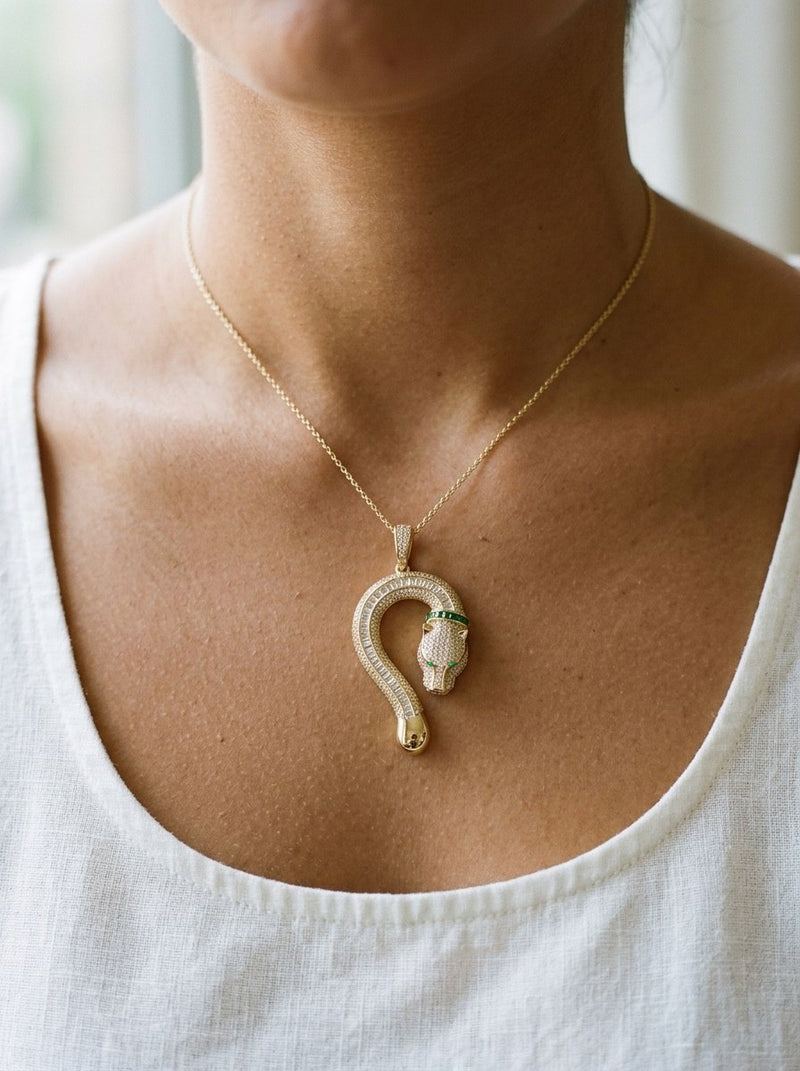 Dije de oro 14k tipo diseñador de pantera con piedras baguette y collar de piedras verdes Mod 6182
