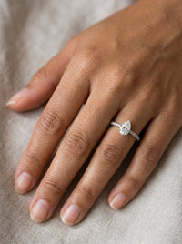 Anillo de oro blanco 18k con diamante natural corte pera Mod 6228