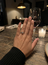 Anillo de oro blanco 18k con diamante natural corte pera Mod 6228, con outfit de noche