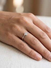 Anillo de oro blanco 18k con flor de diamantes naturales Mod 6229