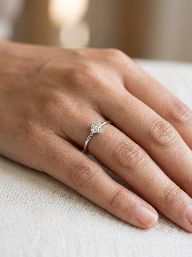 Anillo de oro blanco 18k con flor de diamantes naturales Mod 6229