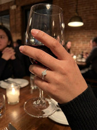 Anillo de oro blanco 18k con flor de diamantes naturales Mod 6229, con outfit de noche
