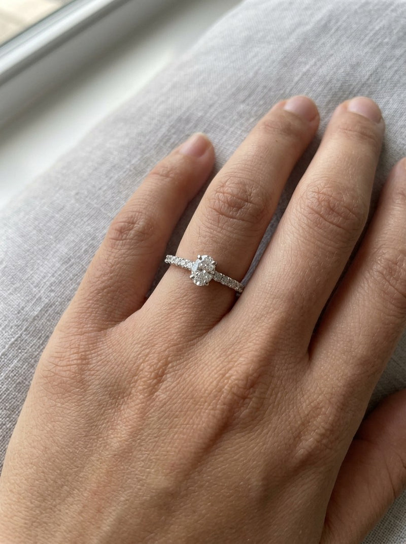 Anillo de oro blanco 18k solitario con diamante natural corte oval Mod 6230