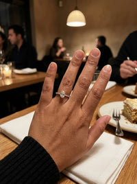 Anillo de oro blanco 18k solitario con diamante natural corte oval Mod 6230, con outfit de noche