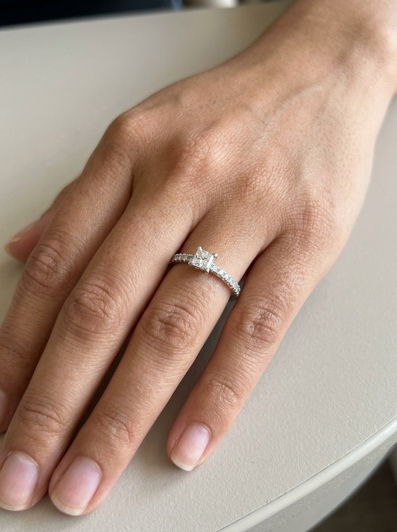 Anillo de oro blanco 18k solitario con diamante natural corte princesa Mod 6231