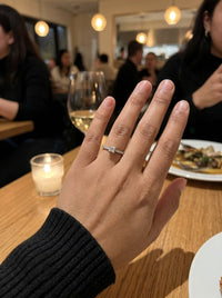 Anillo de oro blanco 18k solitario con diamante natural corte princesa Mod 6231, con outfit de noche