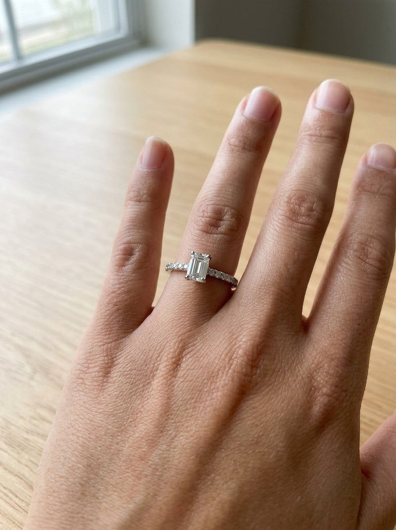 Anillo de oro blanco 18k solitario con diamante natural corte esmeralda Mod 6232