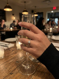 Anillo de oro blanco 18k solitario con diamante natural corte esmeralda Mod 6232, con outfit de noche
