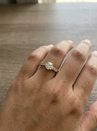 Anillo de oro 14k solitario con diamante de laboratorio y baguettes Mod 6241