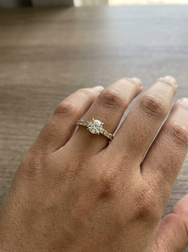 Anillo de oro 14k solitario con diamante de laboratorio y baguettes Mod 6241