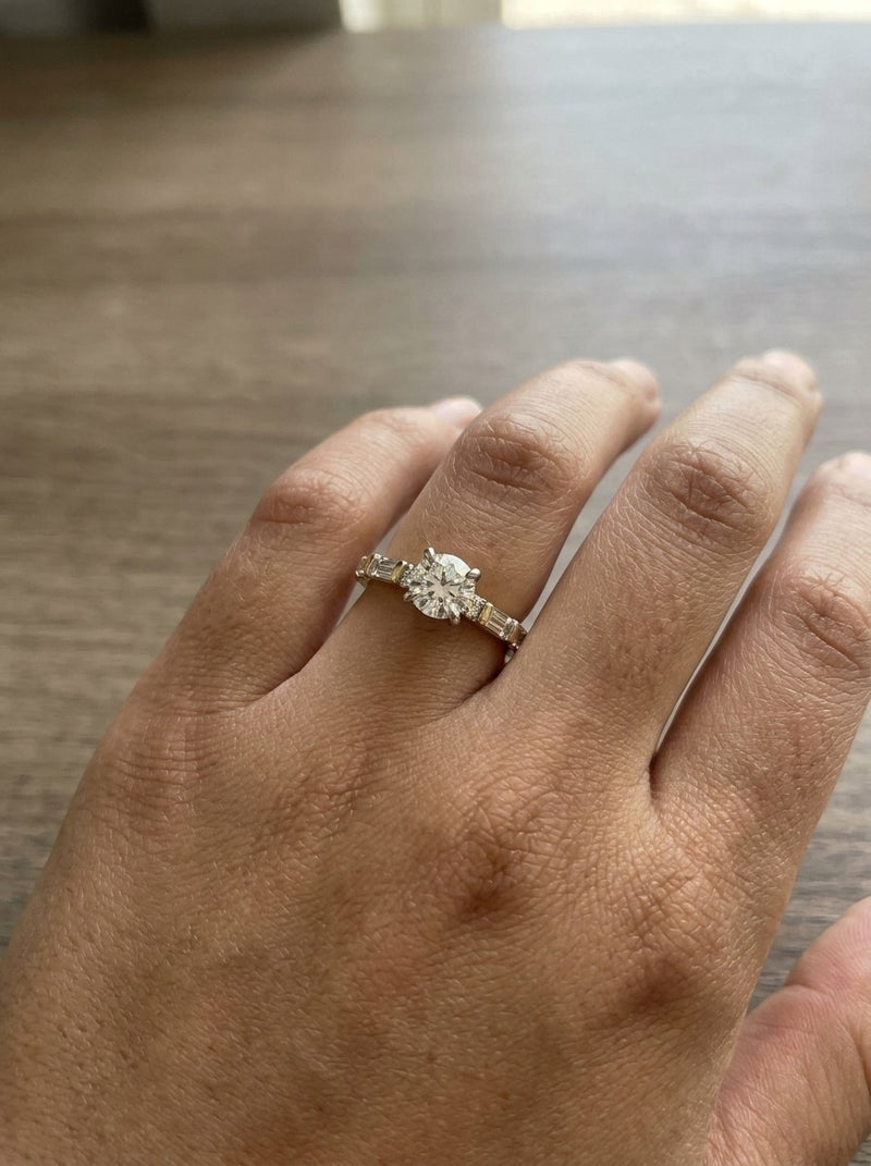 Anillo de oro 14k solitario con diamante de laboratorio y baguettes Mod 6241
