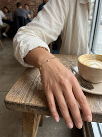Pulsera de oro 14k con eslabones alargados y bolitas diamantadas Mod 6242 - 18 cm, con outfit de día