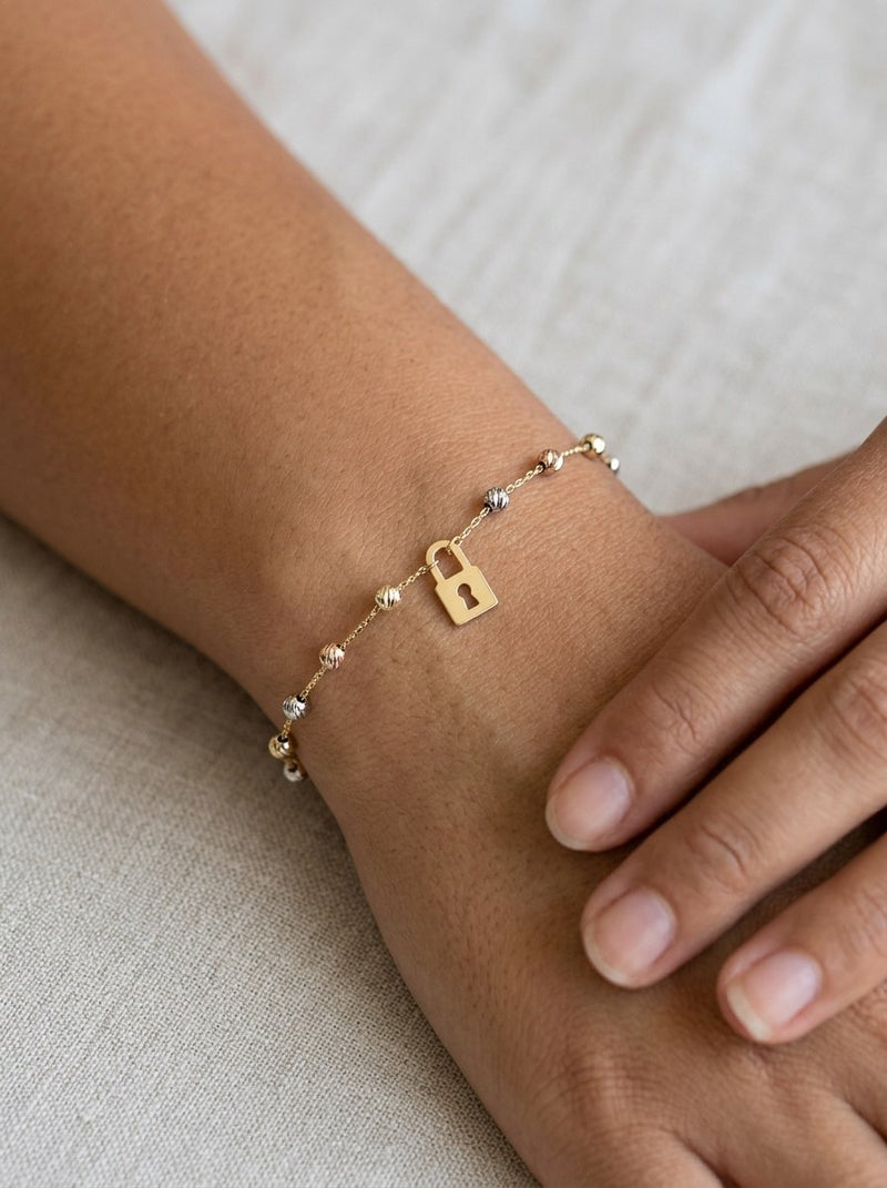 Pulsera de oro 14k con bolitas tricolor y dije de candado Mod 6243 - 18 cm