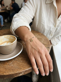 Pulsera de oro 14k con bolitas tricolor y dije de candado Mod 6243 - 18 cm, con outfit de día