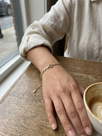 Pulsera de oro 14k con flor y circonias Mod 6244 - 18 cm, con outfit de día