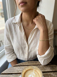 Set de oro 14k de cadena y pulsera tejido barbado Mod 6262 - 45 cm y 18 cm x 3 mm, con outfit de día