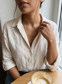 Set de oro 14k de cadena y pulsera tejido fígaro Mod 6271 - 55 cm y 18 cm x 3 mm, con outfit de día