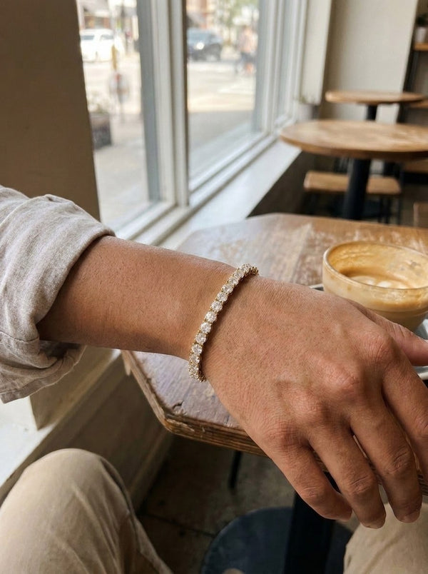 Pulsera de oro 14k tipo tenis para caballero con circonias y broche de pavé Mod 6272 - 21 cm x 4 mm, con outfit de día