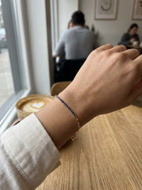 Pulsera de oro 14k con circonias azules y eslabones clip Mod 6273 - 18 cm, con outfit de día