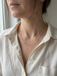 Gargantilla de oro 14k con bolitas diamantadas tricolor Mod 6276 - 45 cm, con outfit de día