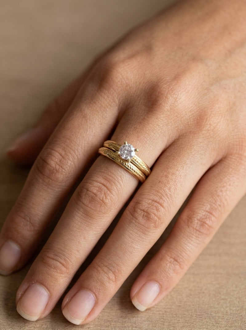 Alianza de oro 14k con solitario de circonia y bandas tipo cuerda Mod 6291
