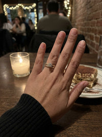 Alianza de oro 14k con solitario de circonia y bandas tipo cuerda Mod 6291, outfit de noche