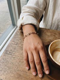 Pulsera de oro rosa 14k tipo diseñador eslabón U Mod 6295 - 18 cm, outfit de día