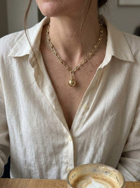 Gargantilla de oro 14k tipo diseñador eslabón U con esfera Mod 6296 - 45 cm, outfit de día