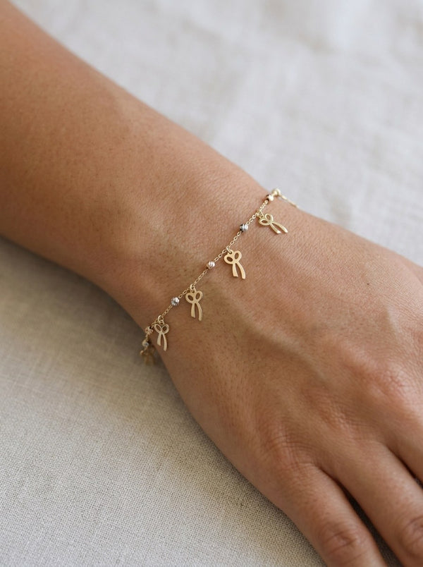 Pulsera de oro 14k con dijes de moño y esferas diamantadas tricolor Mod 6300 - 18 cm