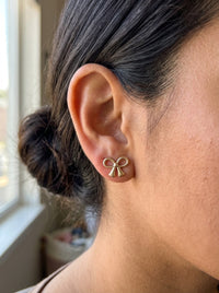 Aretes de oro 14k de moño calado Mod 6306