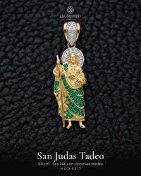 Dije de oro 14k de San Judas Tadeo con circonias verdes y blancas Mod 6317 - 3.5 cm, foto de estudio
