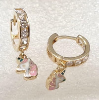 Huggies de oro 14k con circonias y unicornio de esmalte Mod 6328, foto real