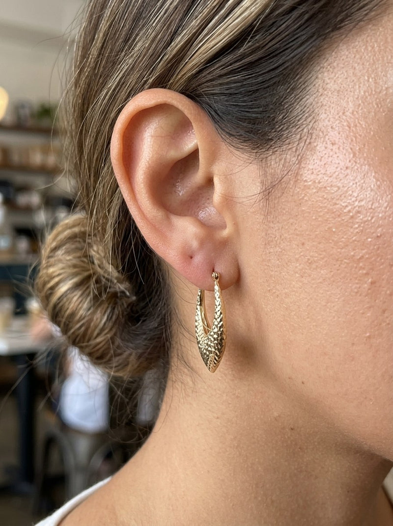 Arracadas de oro 14k en V diamantadas Mod 6339 - 3 cm