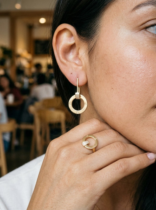 Set de oro 14k tipo diseñador de anillo y aretes con tornillos y circonias Mod 6340