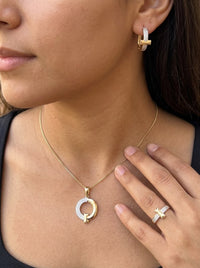 Set de oro 14k tipo diseñador de dije, anillo y aretes con T y circonias Mod 6341 - 45 cm