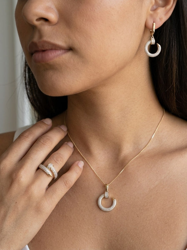 Set de oro 14k tipo diseñador de dije, anillo y aretes de clavo con circonias Mod 6342 - 45 cm