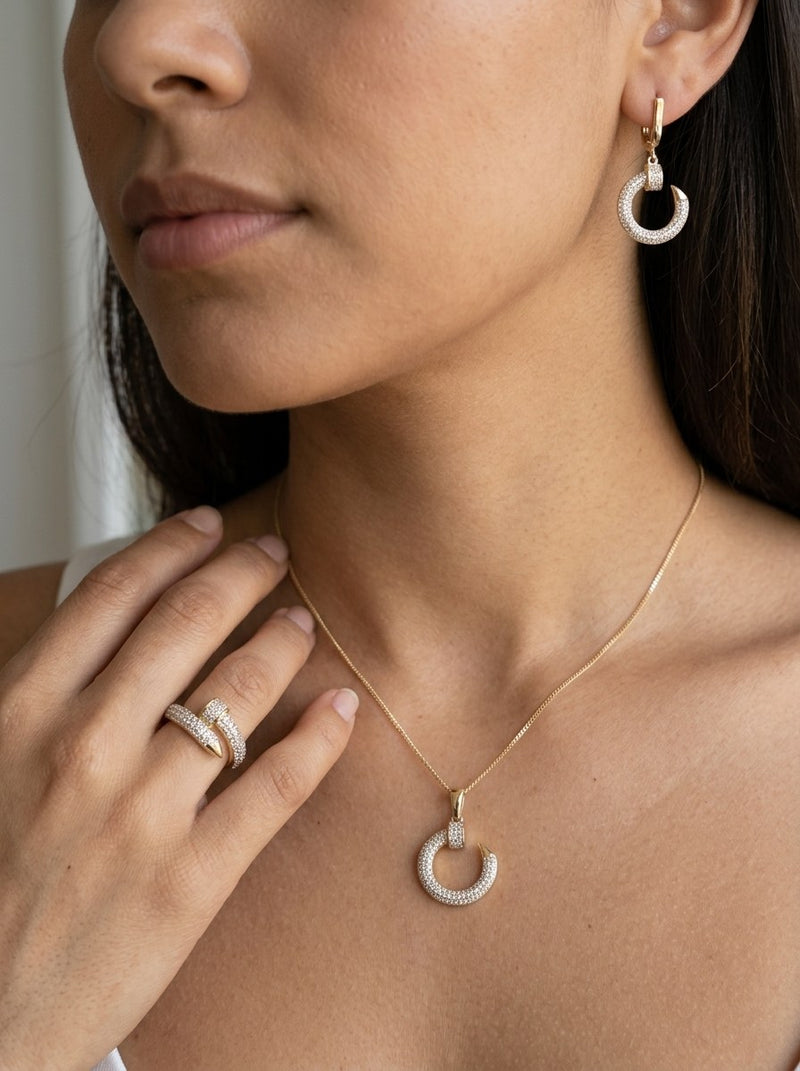 Set de oro 14k tipo diseñador de dije, anillo y aretes de clavo con circonias Mod 6342 - 45 cm